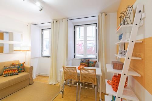 里斯本阿法玛公寓 - 拉莫斯小巷的客厅配有沙发和桌椅