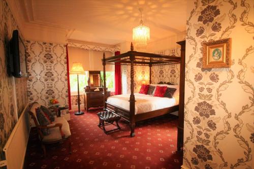 巴克斯顿Kingscroft的一间卧室配有天蓬床和红地毯