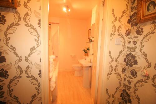 巴克斯顿Kingscroft的客房内设有带水槽和卫生间的浴室