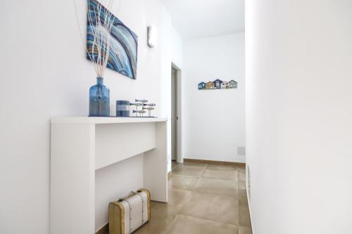 兰佩杜萨Domus B&B Le Nereidi的走廊上设有白色的墙壁和散热器