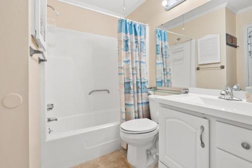 默特尔比奇Sea Cabin 224的白色的浴室设有水槽和卫生间。