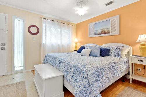 默特尔比奇Sea Cabin 224的一间卧室配有一张带蓝色和白色床单的床。