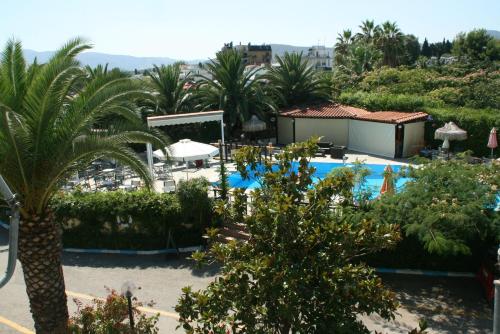 利瓦纳太Batis Hotel的享有带游泳池和棕榈树的度假村的景致