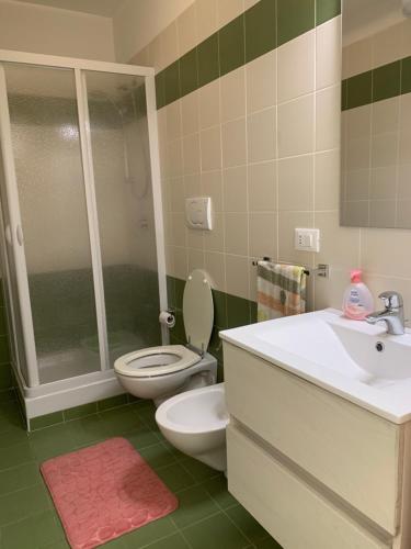 波利科罗Appartamento in Villa a Policoro的浴室配有卫生间、淋浴和盥洗盆。
