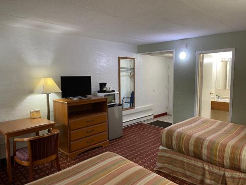 本宁顿秋天酒店的酒店客房带两张床、书桌以及一间客房。