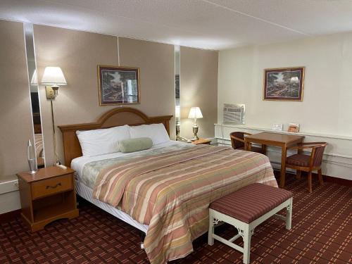 本宁顿秋天酒店的配有一张床和一张书桌的酒店客房