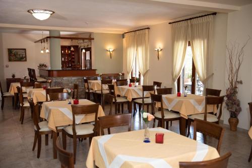 Hotel Ainareti餐厅或其他用餐的地方
