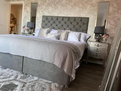 斯旺西Hideaway Bay的一间卧室配有一张大床和两个带灯的床头柜。