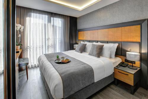 伊斯坦布尔No12 Hotel Sultanahmet的酒店客房设有一张大床,上面有托盘