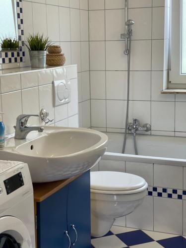 诺德豪森Ferienwohnung Geidel in der Altstadt Nordhausen的浴室配有盥洗盆、卫生间和浴缸。