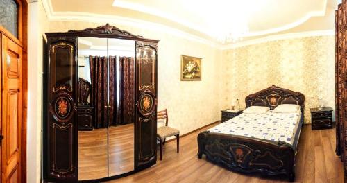 加格拉Гостевой дом的一间卧室配有一张床和一个大型木制橱柜