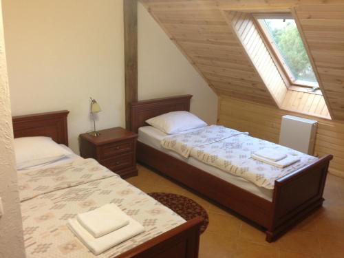 日托米尔Chalet Hotel的一间卧室设有两张床和窗户。