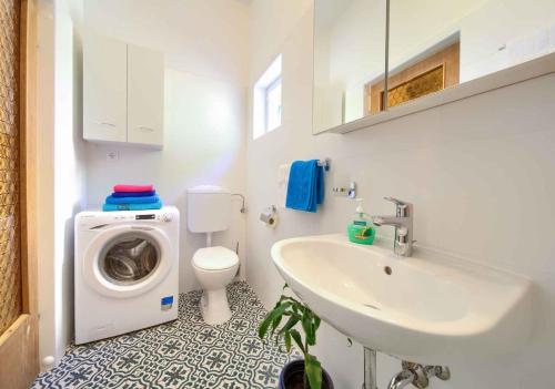 瓦比尼科Apartment in Vrbnik/Insel Krk 35995的一间带洗衣机和水槽的浴室