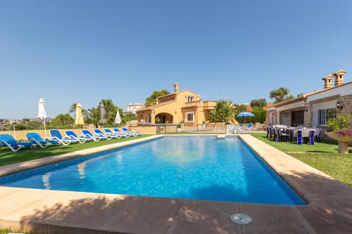 特乌拉达Villa Benimarco - Costa CarpeDiem的一个带椅子的游泳池以及一座房子