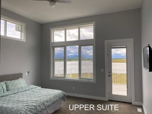 Mountain ViewPelican Ridge的一间卧室设有一张床和一个窗口