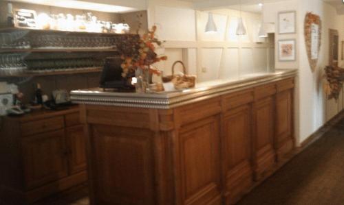 卢特农民客栈和酒店的一个带大型木制台面的厨房