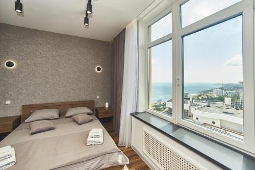 敖德萨Board apart hotel的一间卧室设有一张床和一个大窗户