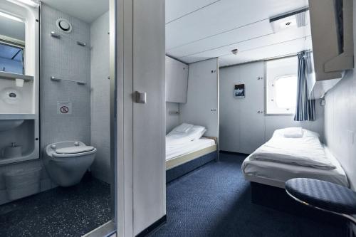 DFDS Mini Cruise "Newcastle - Amsterdam - Newcastle"的一间浴室