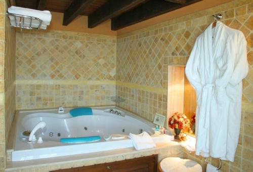 VillamayorHotel Palacete Real的一间带浴缸的浴室