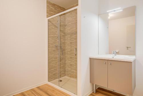拉卡诺Ressourcez vous dans ce bel appartement a Lacanau的带淋浴和盥洗盆的浴室
