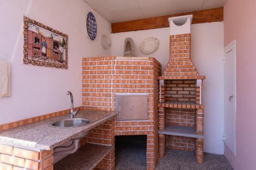 ArcozeloTerra & Mar - Land & Sea的砖砌的厨房,配有水槽和梯子