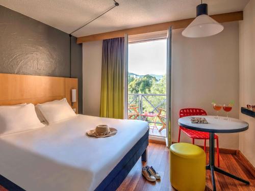 耶尔耶尔中心宜必思酒店的酒店客房设有床、桌子和窗户。