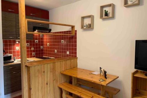 阿洛斯Studio chaleureux et ensoleillé !的一间厨房,内设一张木桌