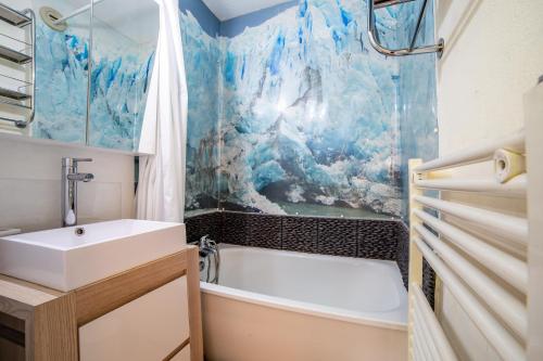 于埃L'Eclose - Alpe d'Huez的一间带水槽、浴缸和淋浴的浴室