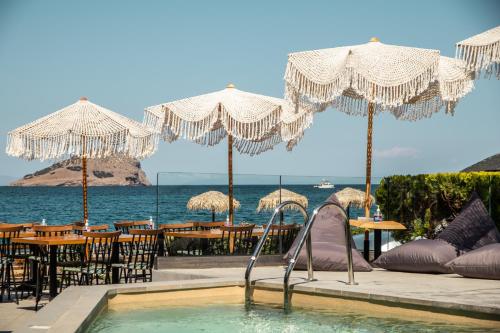 拉夫蒂港起亚尼阿克迪酒店的一个带桌椅和遮阳伞的游泳池