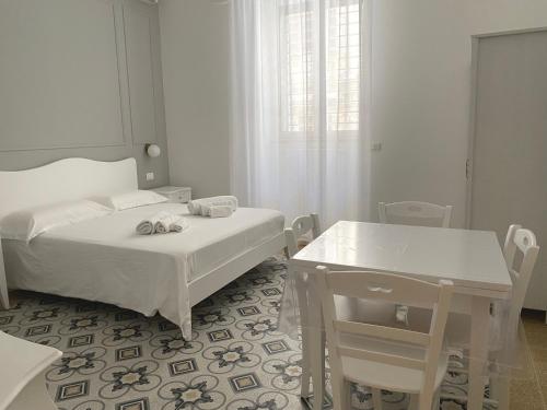 比谢列Domina Living Apartments - Presepe的白色的客房配有两张床和一张桌子
