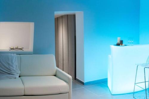 兰斯LOVEROOM REIMS的客厅配有白色沙发和蓝色的墙壁