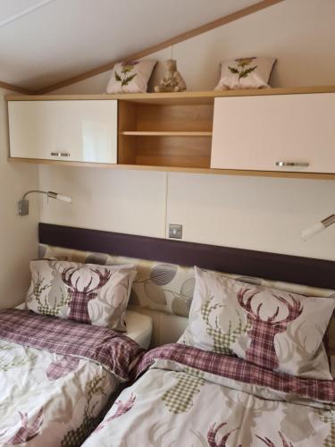 奥赫特拉德Bear Lodge的卧室配有两张床,楼上设有书架