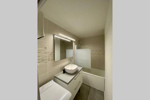 韦尔科尔地区科尔朗松Appartement chaleureux - pied des pistes的白色的浴室设有水槽和镜子