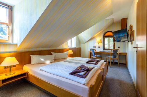 申海德Hotel zur Post的一间卧室配有一张床、一张书桌和一台电视