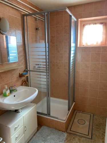 利波特Tóparti Vendégház - Lipót, Magyarország的带淋浴和盥洗盆的浴室