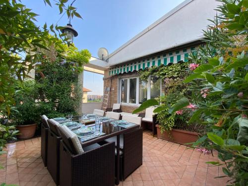 米兰Terrazza Milano Apartment的庭院配有桌椅和植物