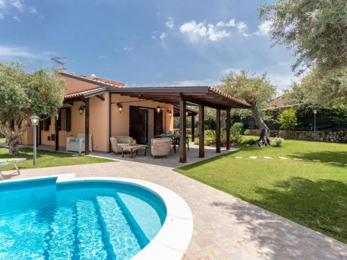 拉斯卡里Villa Jancaliva by Interhome的后院设有游泳池和凉亭