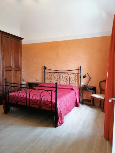 渥尔特拉Casa Mosaico的一间卧室配有一张红色床罩的床