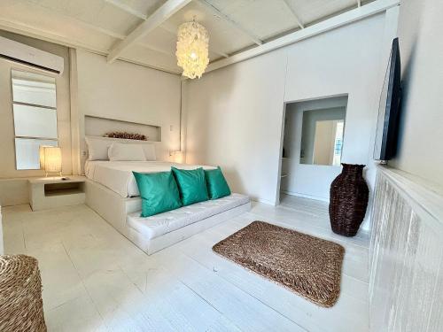 杰里科科拉Pousada Duna Beach的客厅配有沙发和1张床