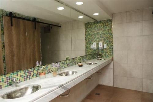 罗萨里奥Real Ros Hostel的一间带两个盥洗盆和大镜子的浴室