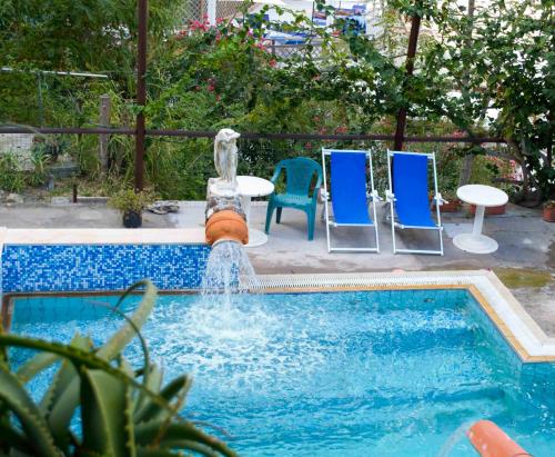 伊斯基亚Hotel Angelino的庭院中一个带喷泉的游泳池