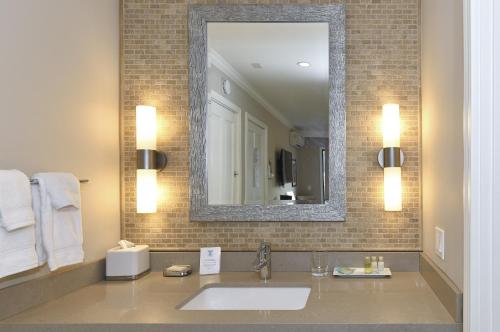 纳帕683 Cottages at Silverado residence的一间带水槽和镜子的浴室