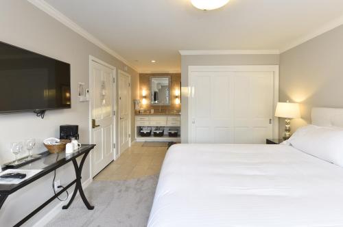 纳帕683 Cottages at Silverado residence的卧室配有一张白色大床和电视。