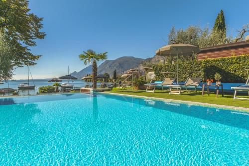 马尔切西内Hotel Val Di Sogno - Adults Only的海景游泳池