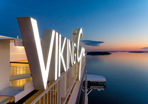 图尔库Viking Line ferry Viking Grace - One-way journey from Turku to Stockholm的游船一侧的景色