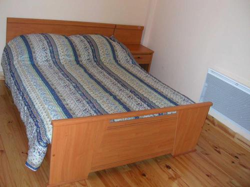热德尔Résidence Gavarnie的卧室内的木架床