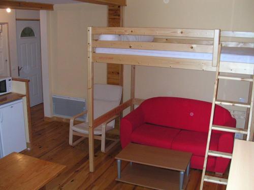 热德尔Résidence Gavarnie的客厅配有双层床和红色沙发
