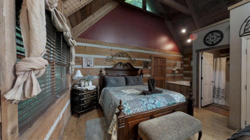 汤森德Blessed Nest Cabin的一间卧室配有一张床、一张桌子和一把椅子