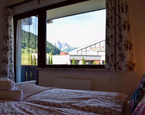 格绍Gosau Apartment 006的卧室设有山景窗户