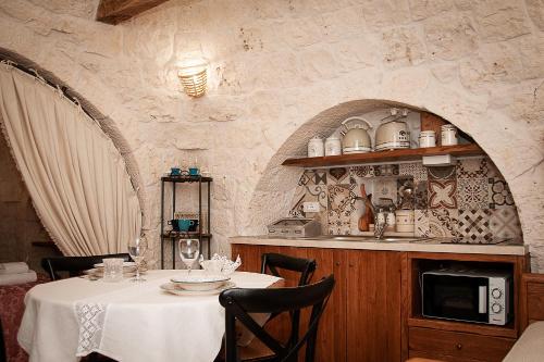 LiberaMente - Trulli & Quiete的厨房或小厨房